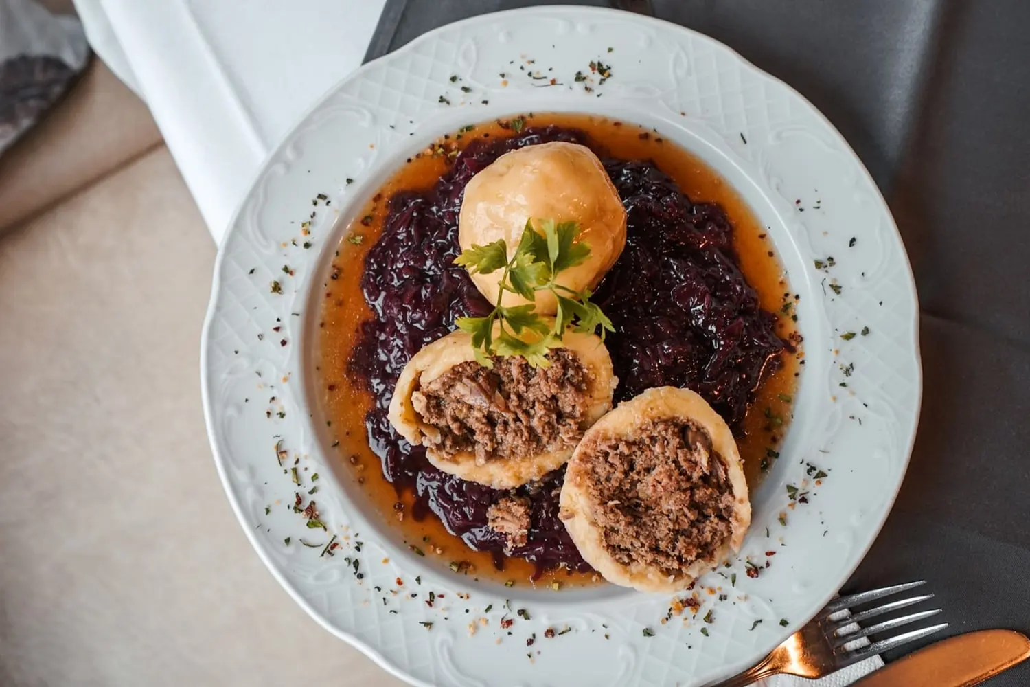 Gansl mit Kraut und Knödel auf einem weißen Teller im Restaurant Musil.