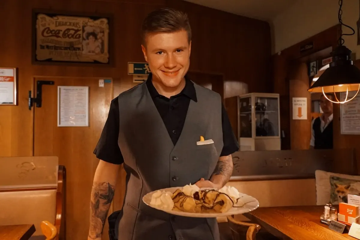 Lukas serviert eine Palatschinke im Musil.