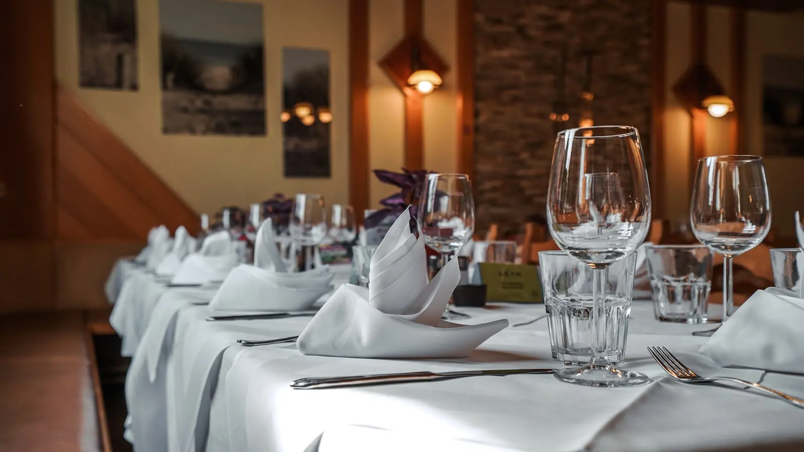 Eine festlich gedeckte lange Tafel im Restaurant Musil.