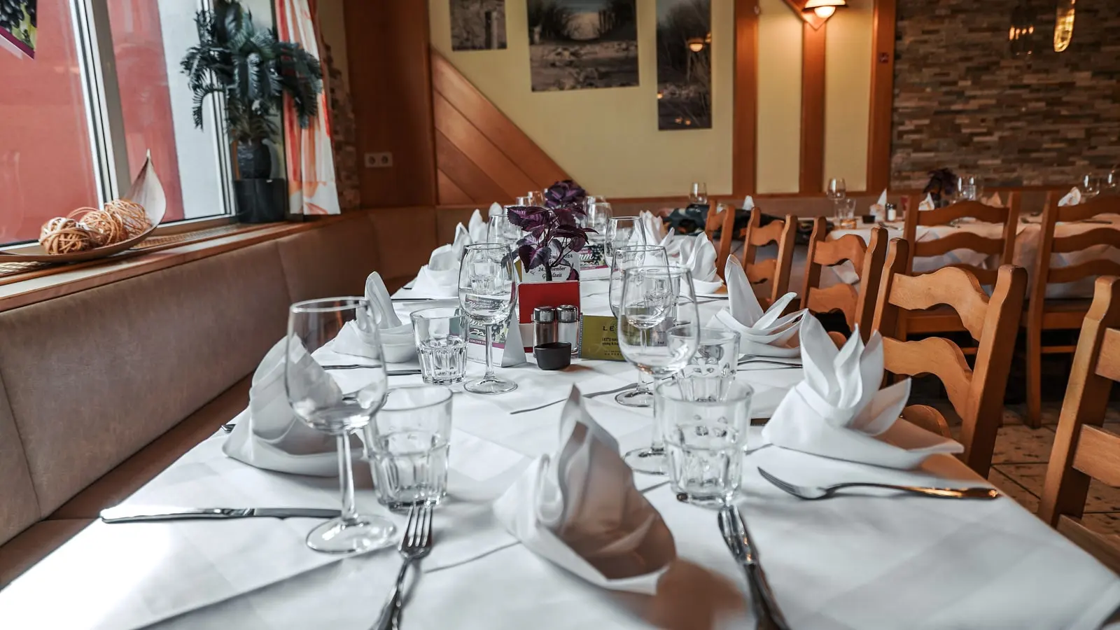 Eine lange gedeckte Tafel im Saal des Restaurant Musil.